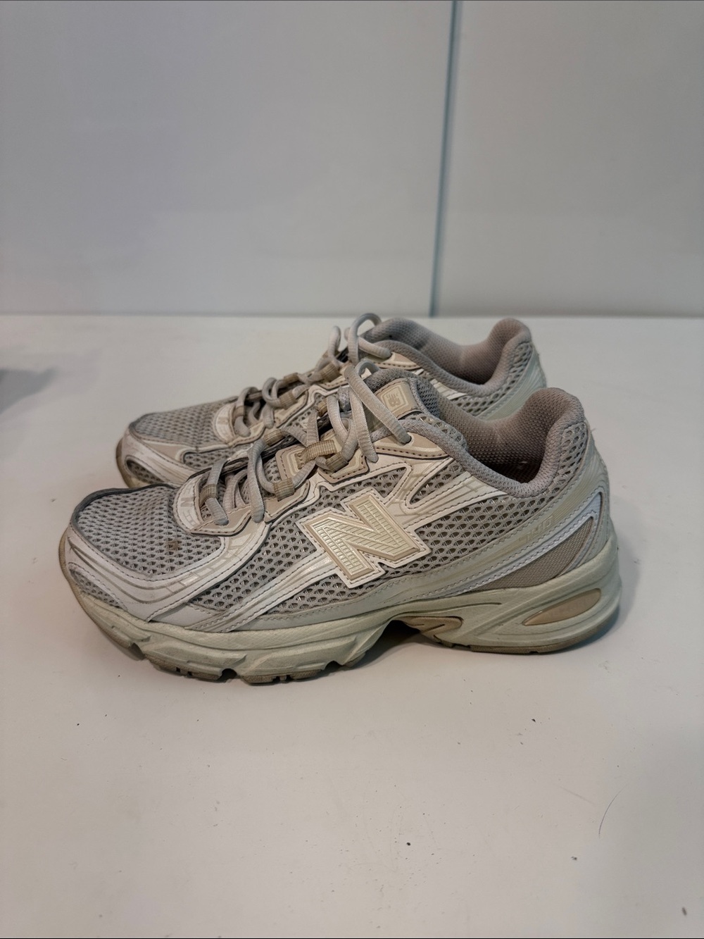 Used New Balance Light Gray Mesh Athletic Sneakers women’s size 6 shoes